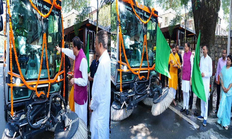 CM Dhami flagged off the vacuum-based road sweeping machine