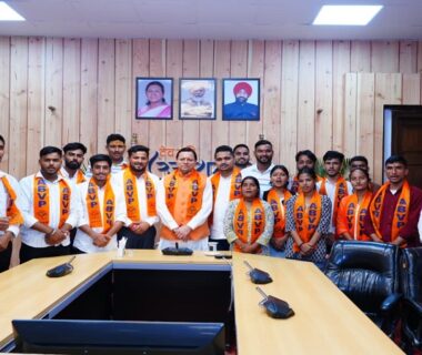 ABVP's winning candidates met CM Dhami