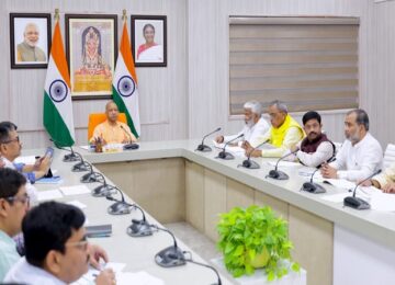 CM Yogi reviewed the pothole eradication campaign