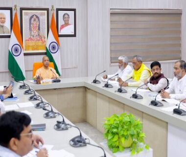 CM Yogi reviewed the pothole eradication campaign