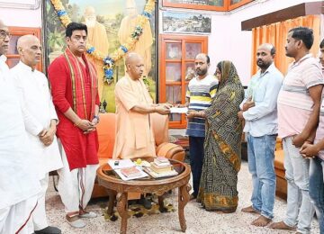 CM Yogi met Deepak's family