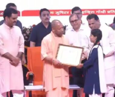 CM Yogi distributed scholarships to four lakh students.