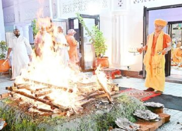 CM Yogi performed Mahanisha Puja