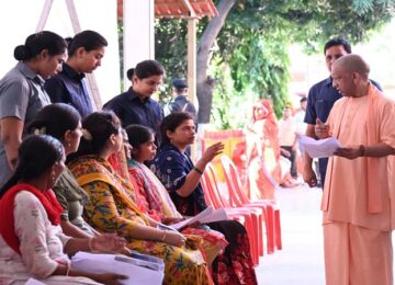 CM Yogi heard the problems of 250 people in Janta Darshan