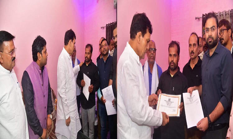 AK Sharma provided financial assistance to the family of the deceased farmer.