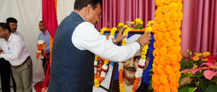 Anand Bardhan paid tribute to Mahatma Gandhi and Lal Bahadur Shastri
