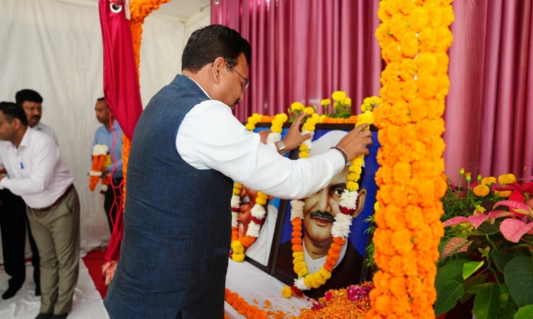 Anand Bardhan paid tribute to Mahatma Gandhi and Lal Bahadur Shastri