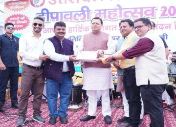CM Dhami participated in the Diwali Mahotsav-2025 organized by the Uttaranchal Press Club