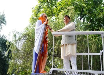 CM Dhami garlanded the statue of Mahatma Gandhi