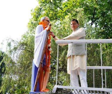 CM Dhami garlanded the statue of Mahatma Gandhi