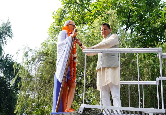CM Dhami garlanded the statue of Mahatma Gandhi