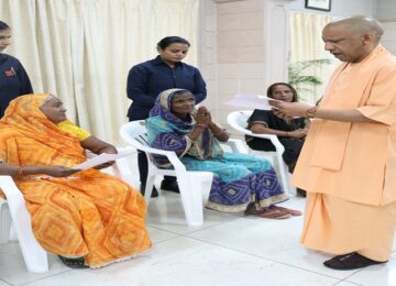 CM Yogi listened to the problems of the people during Jata Darshan.