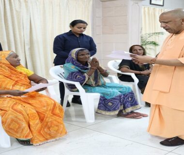 CM Yogi listened to the problems of the people during Jata Darshan.