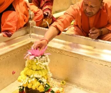 CM Yogi worshiped Baba Vishwanath