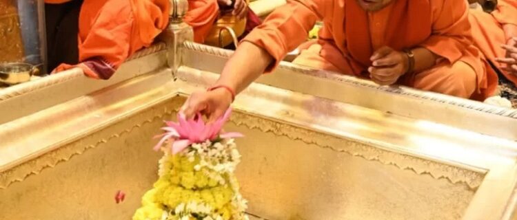CM Yogi worshiped Baba Vishwanath