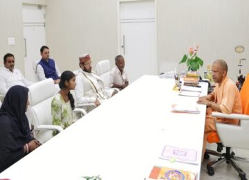 The family members of the deceased Hariom met CM Yogi.