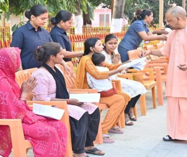 CM Yogi listened to the problems of 300 people in Janta Darshan.