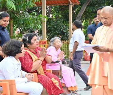 CM Yogi listened to the problems of 200 people in Janta Darshan.