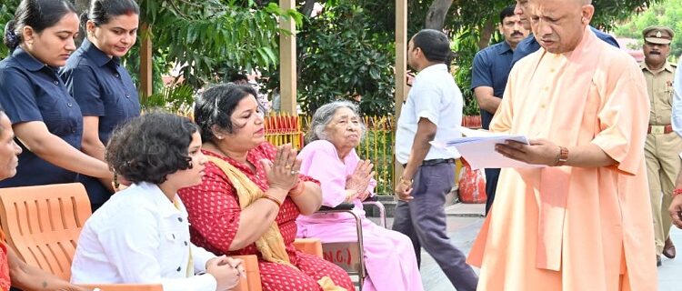 CM Yogi listened to the problems of 200 people in Janta Darshan.