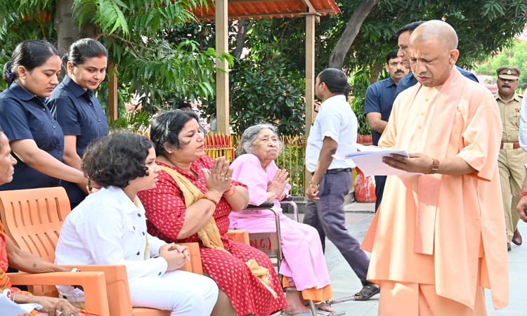 CM Yogi listened to the problems of 200 people in Janta Darshan.