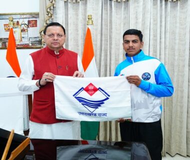 Mount Everest conqueror Sachin Kumar met CM Dhami
