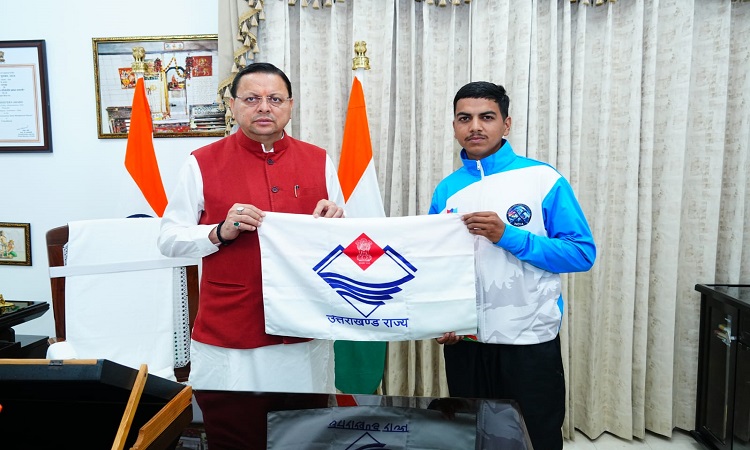 Mount Everest conqueror Sachin Kumar met CM Dhami