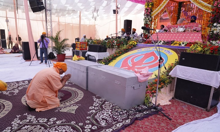 CM Yogi participated in the celebrations organized on the 556th Prakash Parv.