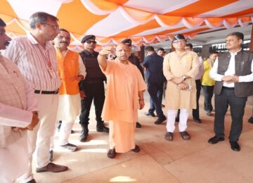CM Yogi reviewed the preparations before PM Modi's program.