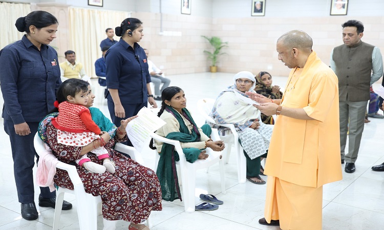 CM Yogi met each complainant from across the state.