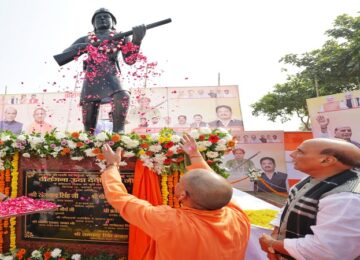CM Yogi and Rajnath Singh unveiled the statue of warrior Uda Devi Pasi.