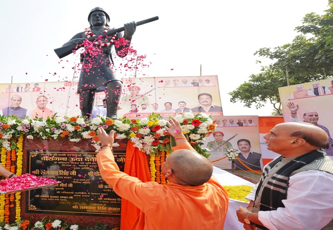 CM Yogi and Rajnath Singh unveiled the statue of warrior Uda Devi Pasi.