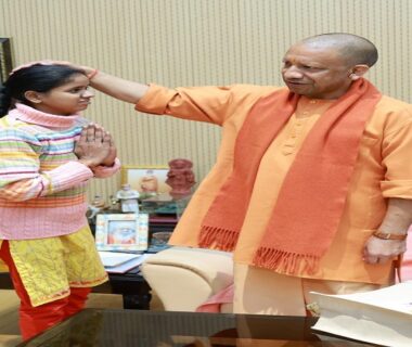 CM Yogi becomes a support for the deaf and dumb 'Khushi'
