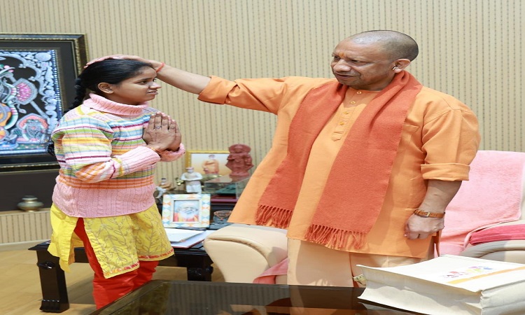 CM Yogi becomes a support for the deaf and dumb 'Khushi'
