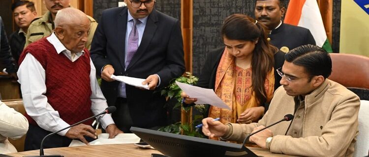 DM Savin Bansal listened to the problems of 102 people.