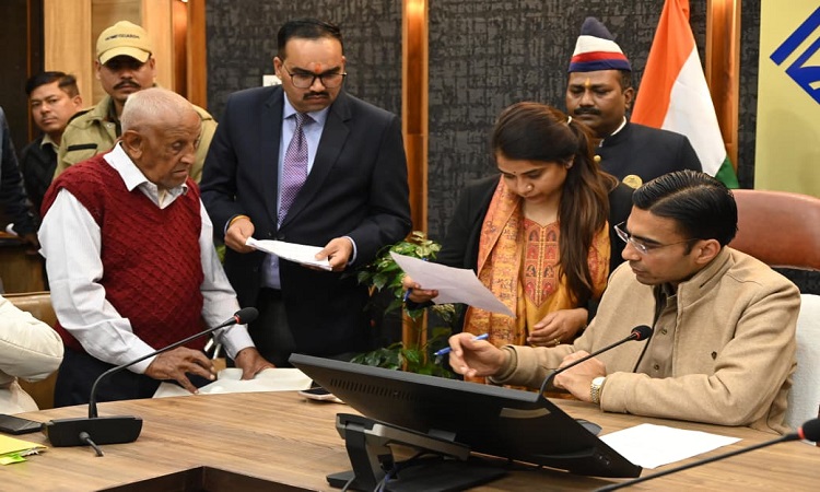 DM Savin Bansal listened to the problems of 102 people.