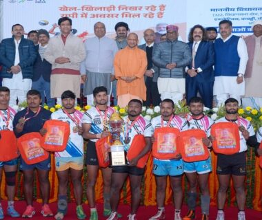 CM Yogi rewarded the winners of the MLA sports competition.