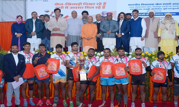 CM Yogi rewarded the winners of the MLA sports competition.
