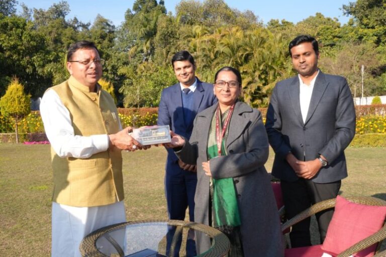 DRM, Moradabad Vinita Srivastava met CM Dhami.