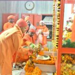 CM Yogi offered Khichdi of faith to Guru Gorakhnath.