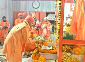 CM Yogi offered Khichdi of faith to Guru Gorakhnath.