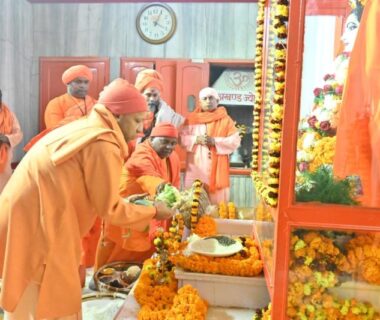 CM Yogi offered Khichdi of faith to Guru Gorakhnath.