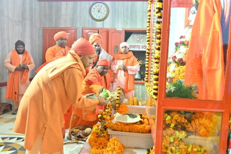 CM Yogi offered Khichdi of faith to Guru Gorakhnath.