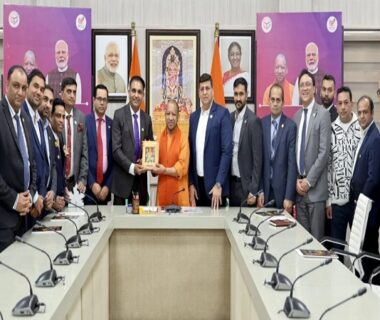 Delegation of Canadian Hindu Chambers of Commerce meets CM Yogi