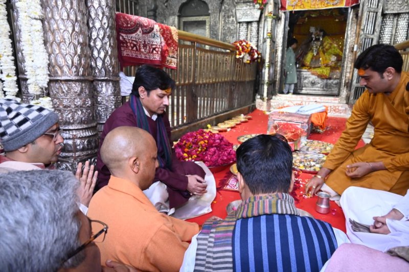 CM Yogi and Nitin Nabin visited Banke Bihari temple.
