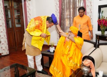 CM Dhami met Kedarnath Rawal.