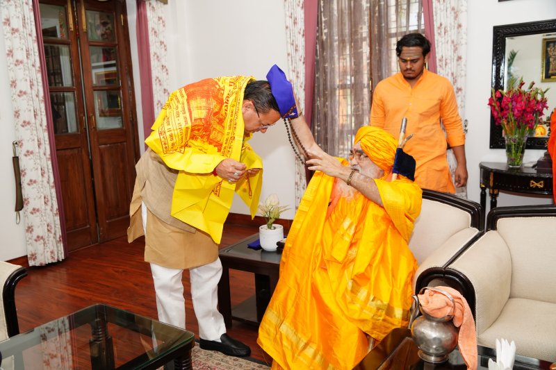 CM Dhami met Kedarnath Rawal.