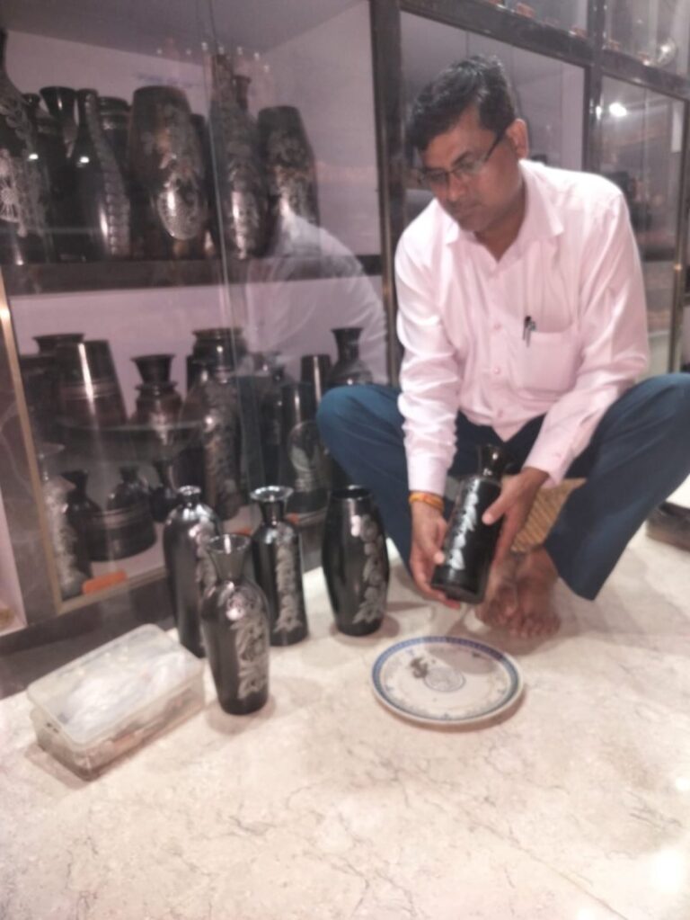 black pottery