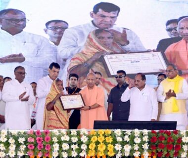 CM Yogi honored the beneficiaries of various schemes.