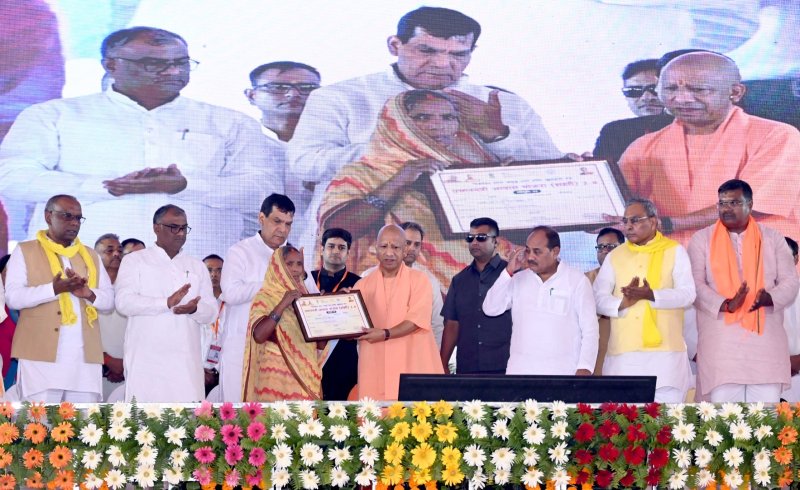 CM Yogi honored the beneficiaries of various schemes.