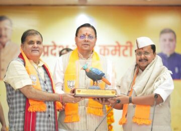 CM Dhami and Mahendra Bhatt felicitated Nitin Nabeen